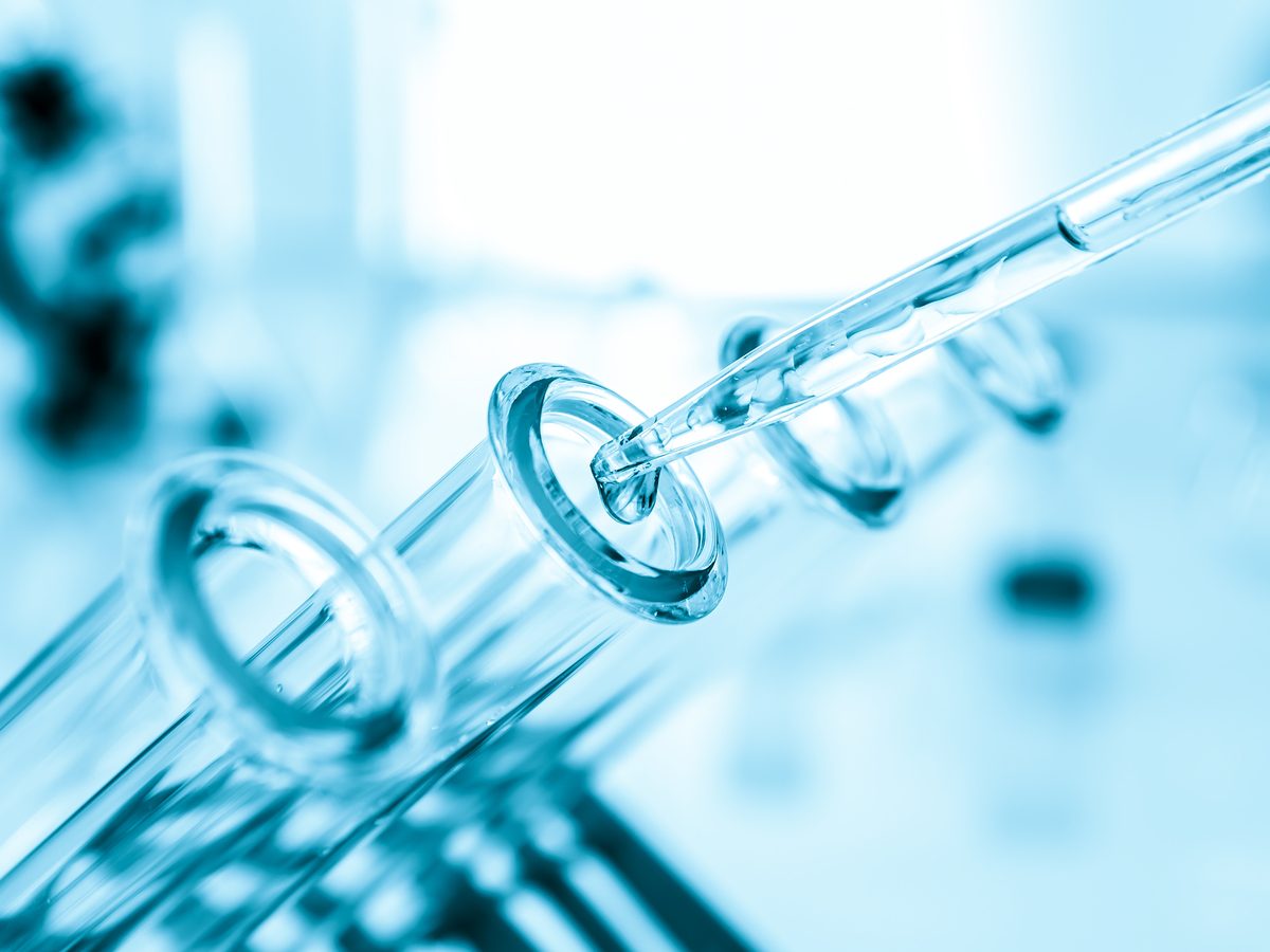 Pipetage en laboratoire
